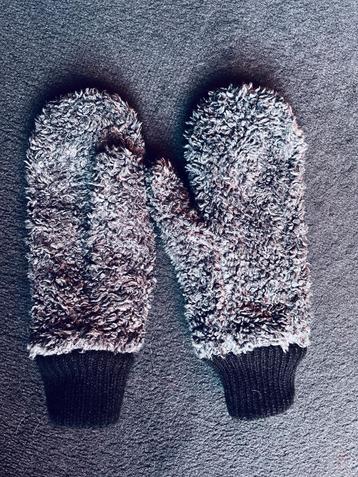 Grijze fluffy wanten M/L nu 10,99€ beschikbaar voor biedingen