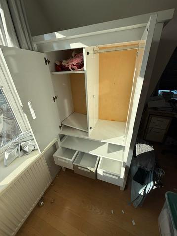 Witte kledingkast met lades beschikbaar voor biedingen