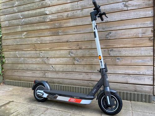 Segway ninebot max G30 D Audi Quattro uitvoering, Fietsen en Brommers, Steps, Zo goed als nieuw, Elektrische step (E-scooter)
