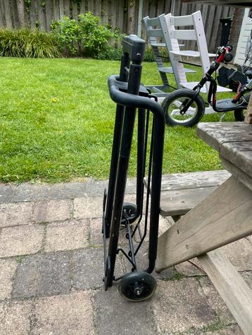 Trolley voor boodschappen, kinderstoel, koffers beschikbaar voor biedingen