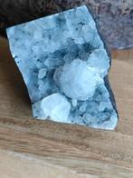 Witte Chalcedoon met apofyliet, Verzamelen, Mineralen en Fossielen, Ophalen of Verzenden