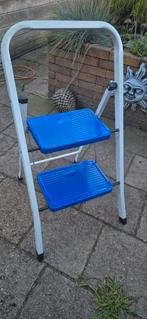 Huishoudtrapje met 2 tredes, Doe-het-zelf en Verbouw, Ladders en Trappen, Ophalen of Verzenden, Zo goed als nieuw, Minder dan 2 meter