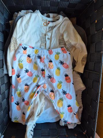 Mand vol mooie gender neutrale babykleertjes + rompers 50&56 beschikbaar voor biedingen
