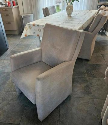 4 stoelen met wieltjes beschikbaar voor biedingen
