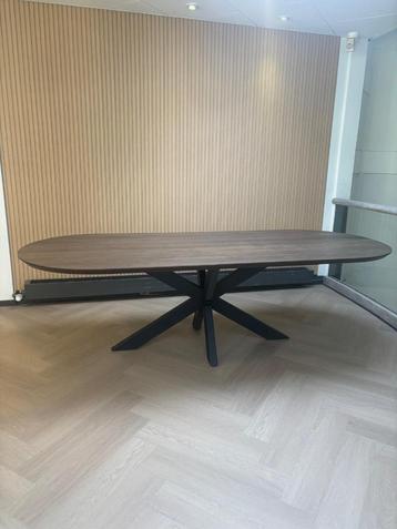Eettafel eiken fineer in Walnut Brown  beschikbaar voor biedingen