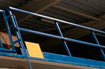 Balustrade leuning met schoprand tbv entresolvloer/ entresol beschikbaar voor biedingen