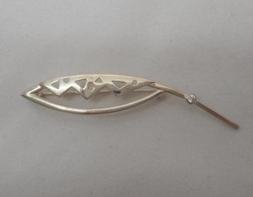 Zilveren lange modernist broche met helder steentje nr.963 beschikbaar voor biedingen