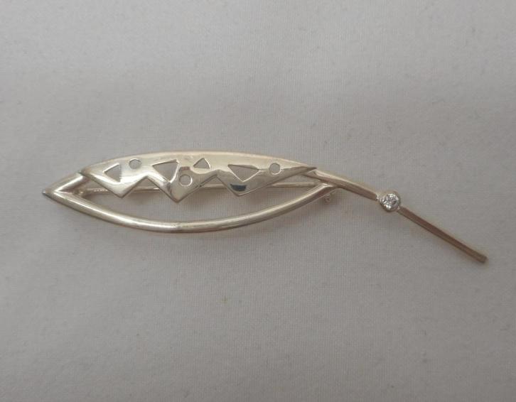 Zilveren lange modernist broche met helder steentje nr.963, Sieraden, Tassen en Uiterlijk, Broches, Zo goed als nieuw, Zilver
