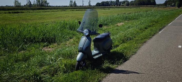 Scooter (geel kenteken met helm), Fietsen en Brommers, Scooters | Overige merken, Gebruikt, Maximaal 45 km/u, Benzine, Ophalen