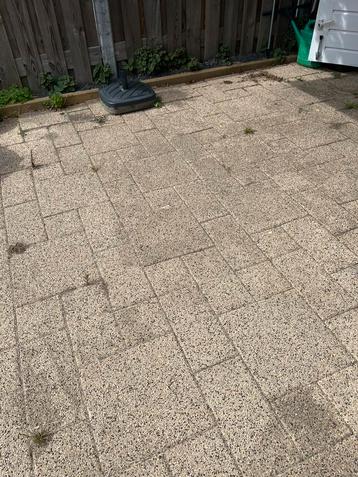 Betontegel met fijn geel grind beschikbaar voor biedingen