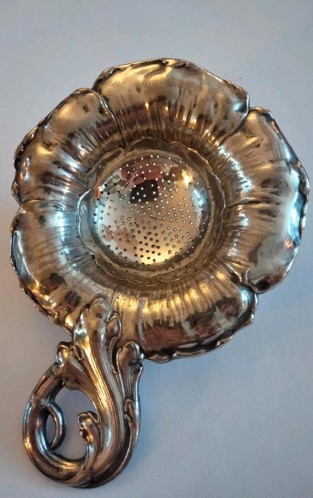 Antieke verzilverde Thee Zeef Bloem Design, Antiek en Kunst, Antiek | Goud en Zilver, Zilver, Ophalen of Verzenden