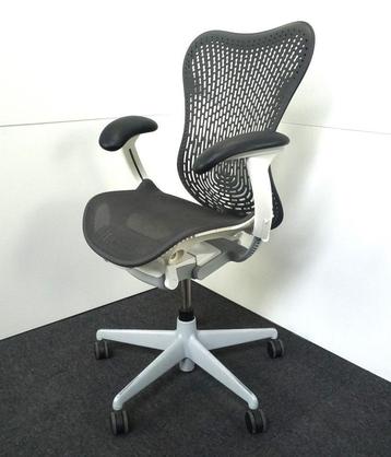 Herman Miller Mirra 2 Bureaustoelen | Antraciet/Wit/Zwart beschikbaar voor biedingen