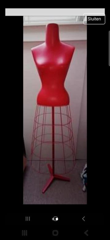 Unieke Rode Mannequin beschikbaar voor biedingen