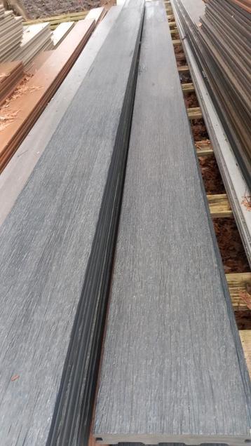 Partijtje antracietgrijze vlonderplanken composiet.  beschikbaar voor biedingen