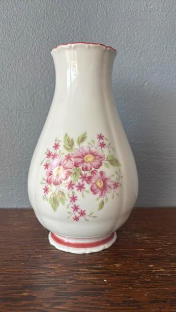 Schattige vaas met bloemen beschikbaar voor biedingen