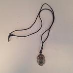 Lange ketting zwart koord met metalen hanger, Sieraden, Tassen en Uiterlijk, Kettingen, Ophalen of Verzenden, Zo goed als nieuw