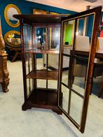 Klassieke vitrinekast met glas aan elke zijde, Ophalen