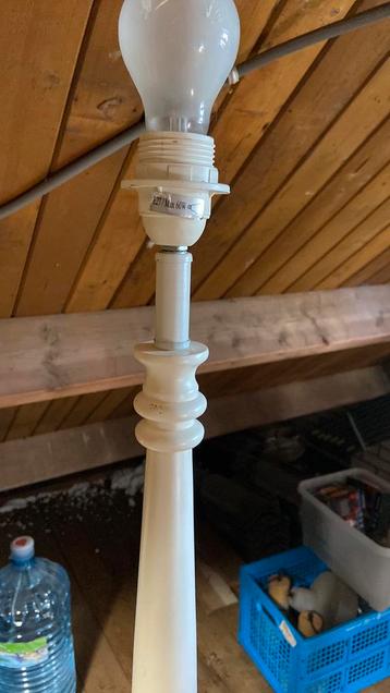 Staande lamp wit landelijk brocante beschikbaar voor biedingen