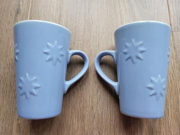 2 nieuwe blauwe mokken met sterren beschikbaar voor biedingen
