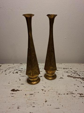Set van twee oosterse vaasjes uitgevoerd in brons of messing beschikbaar voor biedingen