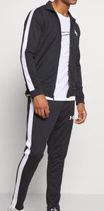 UNDER ARMOUR TRACK SUİT TRAININGSPAK maat M €49,95., Nieuw, UNDER ARMOUR, Algemeen, Maat 48/50 (M)