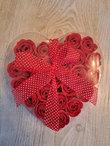 24 rozenzeepjes, rood beschikbaar voor biedingen