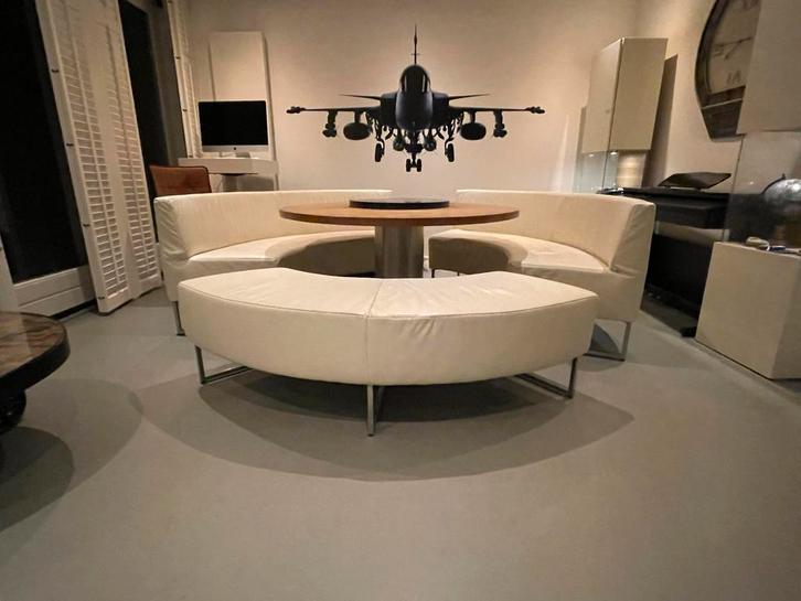 Ronde Notenhouten Eetset met Lederen Bankjes, Huis en Inrichting, Tafels | Eettafels, Gebruikt, 150 tot 200 cm, Vijf personen of meer