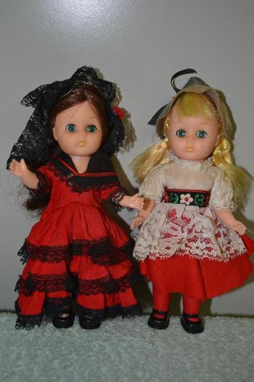 2 Mooie Spaanse popjes met originele kleding NR 4327 beschikbaar voor biedingen