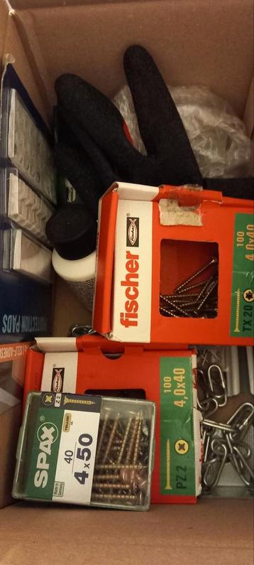 Schroeven, kitverwijderaat, kettingen, gordijn/deur haakjes  beschikbaar voor biedingen