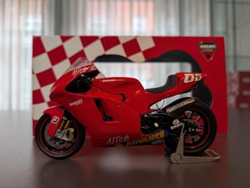 Minichamps 1:12 Ducati Desmosedici Loris Capirossi MotoGP 05 beschikbaar voor biedingen