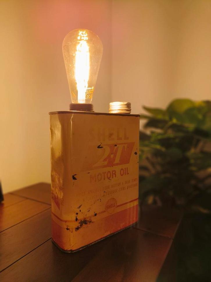 Unieke vintage Shell olieblik lamp – industriële eyecatcher., Huis en Inrichting, Lampen | Tafellampen, Zo goed als nieuw, Minder dan 50 cm
