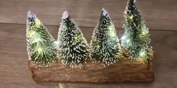 leuk boomstammetje met kerstboompjes met verlichting beschikbaar voor biedingen