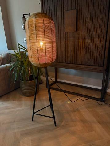 Stijlvolle staande lamp beschikbaar voor biedingen