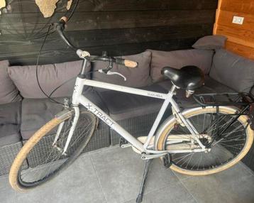 Stads fiets beschikbaar voor biedingen