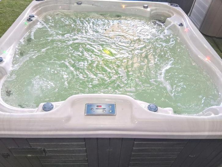 Balboa jacuzzi waterval&leds incl Bezorging&garantie, Tuin en Terras, Bubbelbaden en Hottubs, Gebruikt, Ophalen of Verzenden