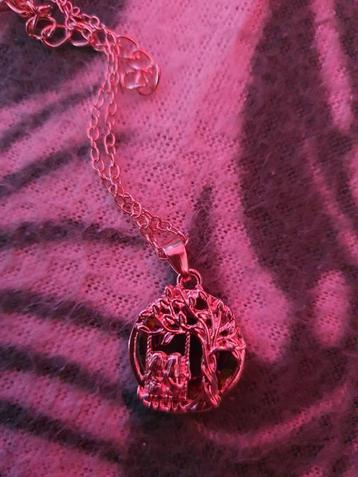 Nieuwe ketting met 2 vrouwen op schommel beschikbaar voor biedingen