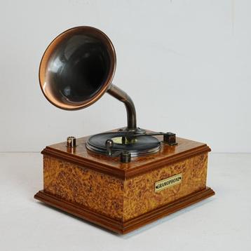 Retro radio in de vorm van een grammofoon.  beschikbaar voor biedingen