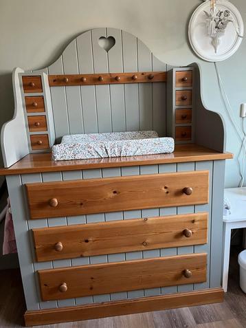 Handgemaakte, stevige commode. beschikbaar voor biedingen