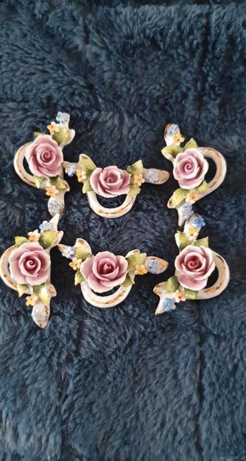 Zes Porseleinen bloemen voor servetten. beschikbaar voor biedingen