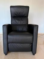 Elektrische grote sta-op stoel in zwart leer en als nieuw, Huis en Inrichting, Fauteuils, Ophalen, Tijdloos - Modern, Zo goed als nieuw