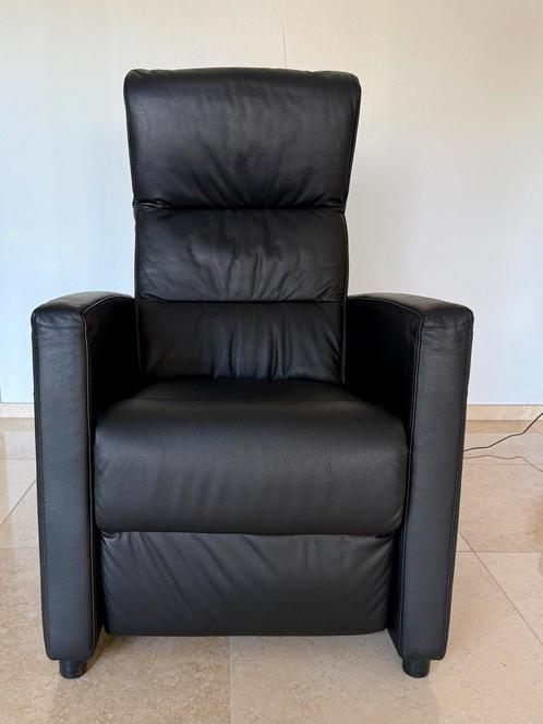Elektrische grote sta-op stoel in zwart leer en als nieuw, Huis en Inrichting, Fauteuils, Zo goed als nieuw, Leer, 50 tot 75 cm