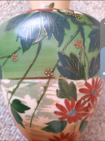 Vintage/antiek handbeschilderde vaas van opalineglas beschikbaar voor biedingen