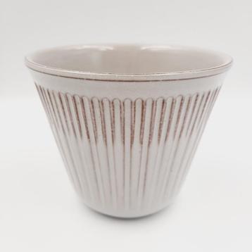 Mooie vintage bloempot met ribbelstructuur |verticale ribbel beschikbaar voor biedingen