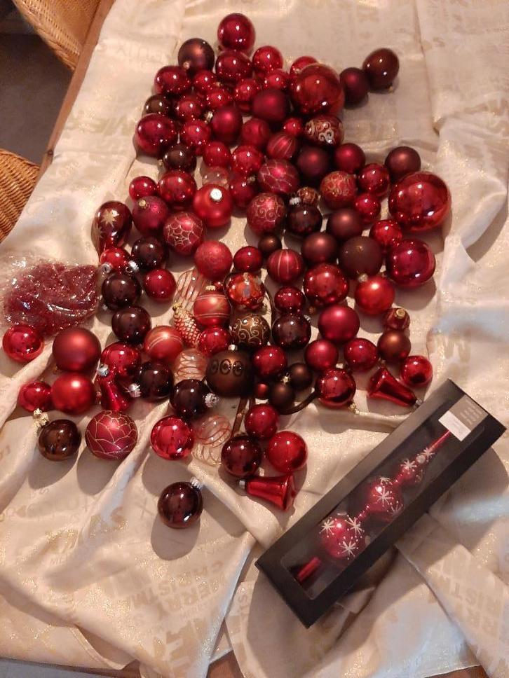 107 GLAZEN KERSTBOOM BALLEN & GLAZEN PIEK - ROOD, Diversen, Kerst, Zo goed als nieuw, Ophalen