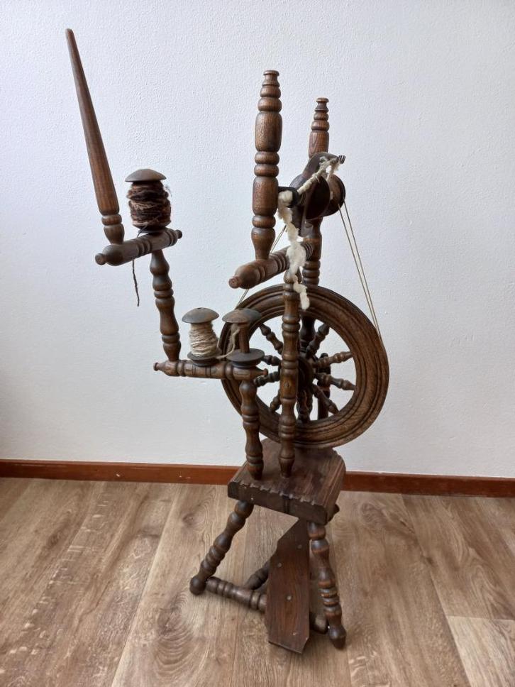Spinnewiel, fraai bewerkt en goed werkend, Hobby en Vrije tijd, Spinnewielen en Spinnen, Gebruikt, Spinnewiel, Ophalen of Verzenden