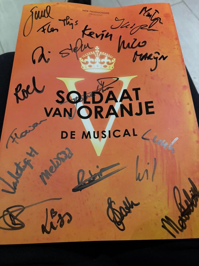 Gesigneerd Soldaat van Oranje Programmaboek met cast, Boeken, Ophalen of Verzenden, 20e eeuw of later, Zo goed als nieuw