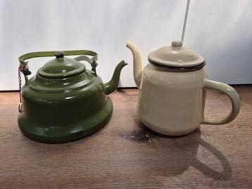 2 leuke items van emaille uit grootmoeders tijd koffiekan beschikbaar voor biedingen