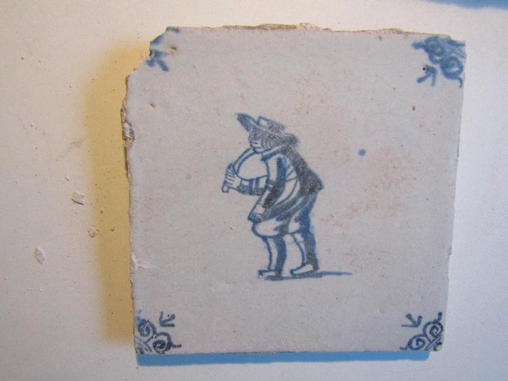 een 17e eeuwse tegel met een mannetje met iets in zijn hand., Antiek en Kunst, Antiek | Wandborden en Tegels, Ophalen of Verzenden