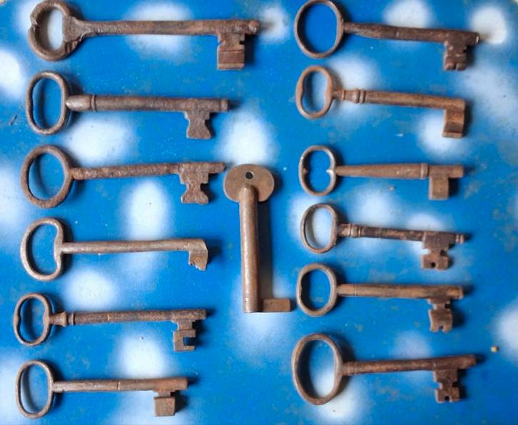 Kasteelsleutels/sleutels. Antiek. 13 stuks. Groot formaat., Antiek en Kunst, Curiosa en Brocante, Ophalen