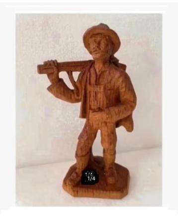 Beeld: Houten jager, met dier op rug, 17 cm beschikbaar voor biedingen
